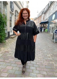 MAT jakke kjole med "skindlook" MAT jakke kjole med "skindlook"