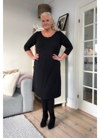MY LITTLE CURVY LOVE SLANK LIGE BASISKJOLE I JERSEY MED 3/4 LANGT MY LITTLE CURVY LOVE SLANK LIGE BASISKJOLE I JERSEY MED 3/4 LANGT ÆRME
